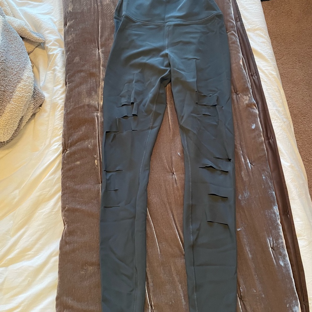 Alo Ripped Warrior Leggings in Grey size small